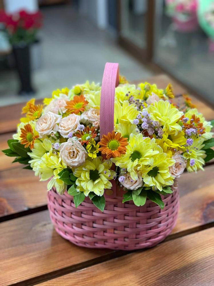 Цветочная композиция из Хризантемы и Розы в корзине в Посёлок санатория «Подмосковье»